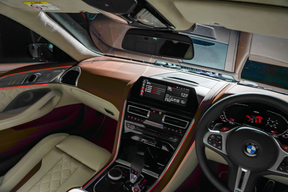 新型BMW M8 グラン クーペの助手席側インパネ