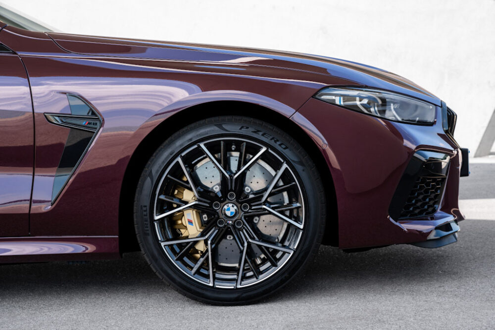 新型BMW M8 グラン クーペのフロント。カーボンブレーキ