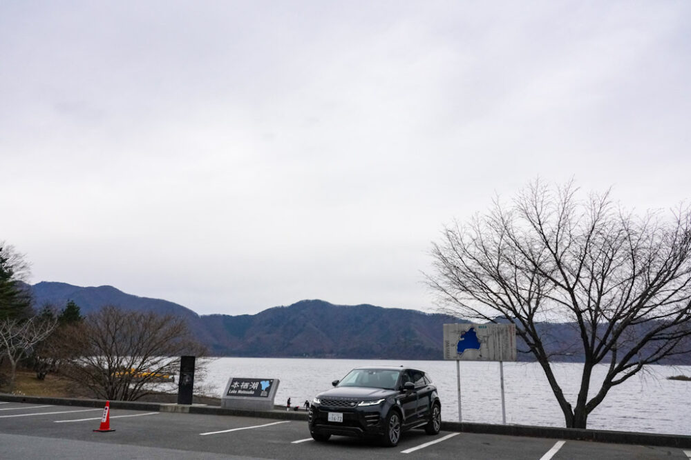 本栖湖を背景にレンジローバー新型イヴォーク