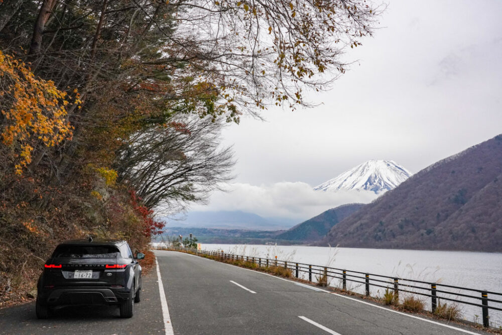 本栖湖畔の道路とレンジローバー新型イヴォークと富士山