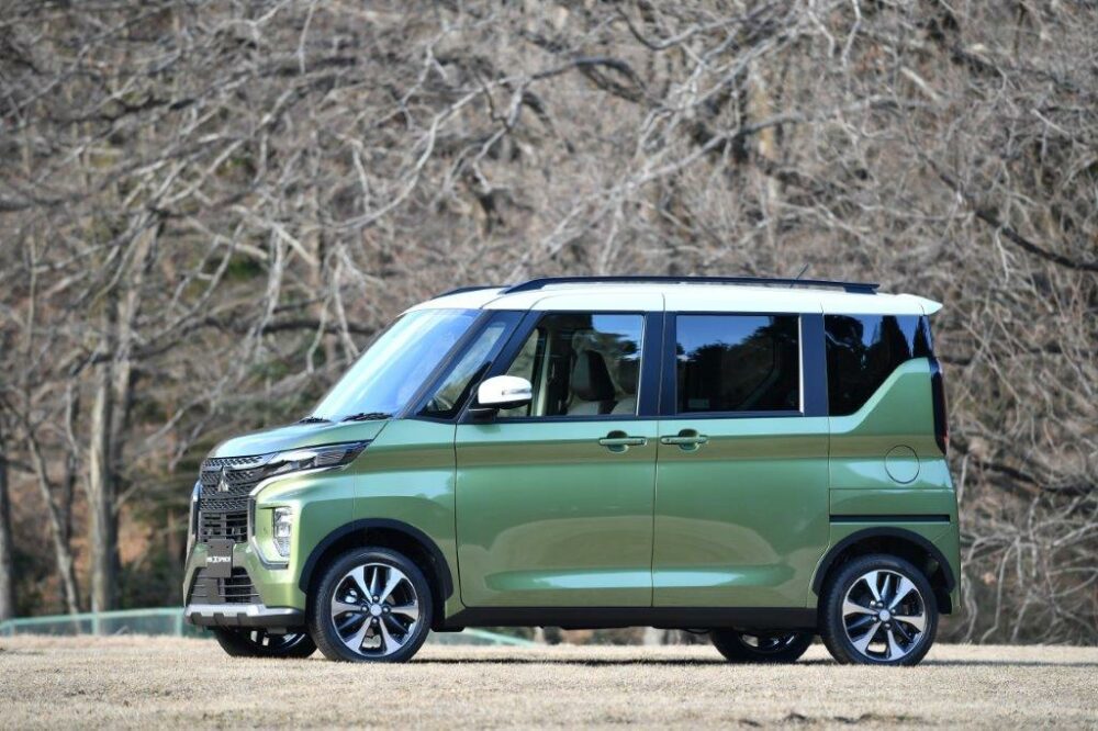 新型eKクロス スペースのテーマカラー。オリーブグリーンメタリックとホワイトソリッドのルーフの2トーン。