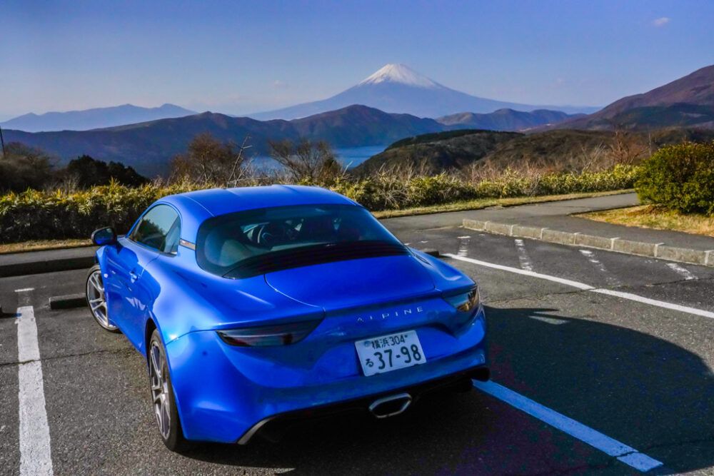 現行型アルピーヌA110のリア。富士山を背景。