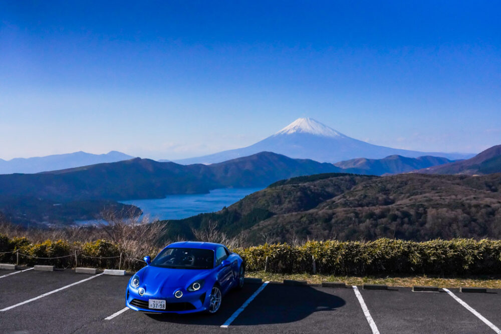 アルピーヌA110。富士山と芦ノ湖が背景。