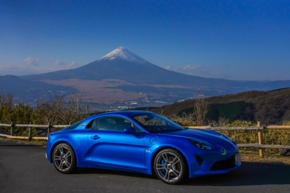 アルピーヌA110のサイドビュー。背景は富士山。