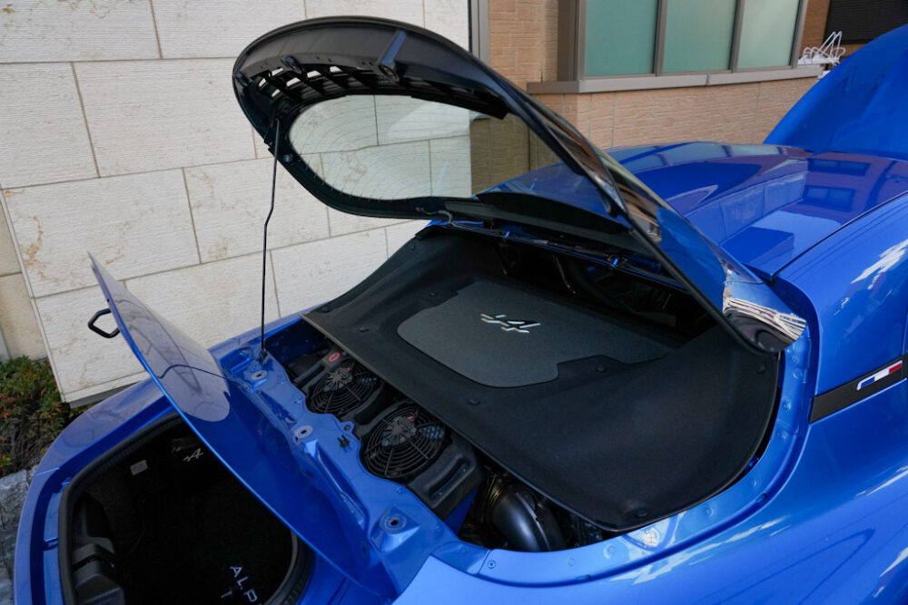 アルピーヌA110のリアウィンドウとトランクリッドを開けたところ