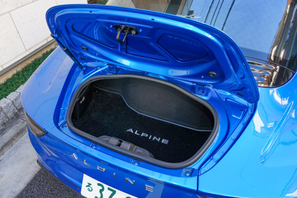 アルピーヌA110のリアラゲッジスペース。トランクリッドを開けたところ