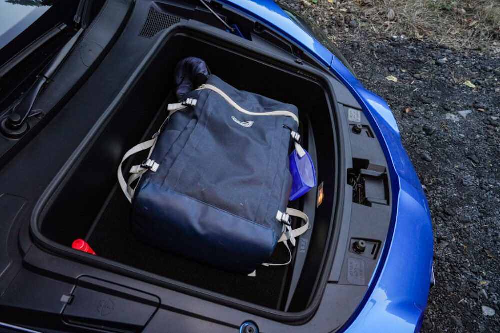 アルピーヌA110のフロントラゲッジスペースにリュックサックを入れたところ