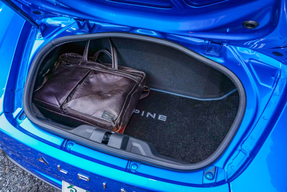 アルピーヌA110のリアラゲッジスペースにブリーフケースを1つ入れたところ