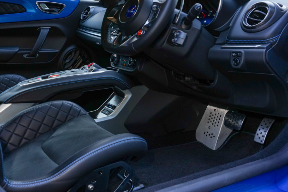 アルピーヌA110のインテリア。運転席の足元