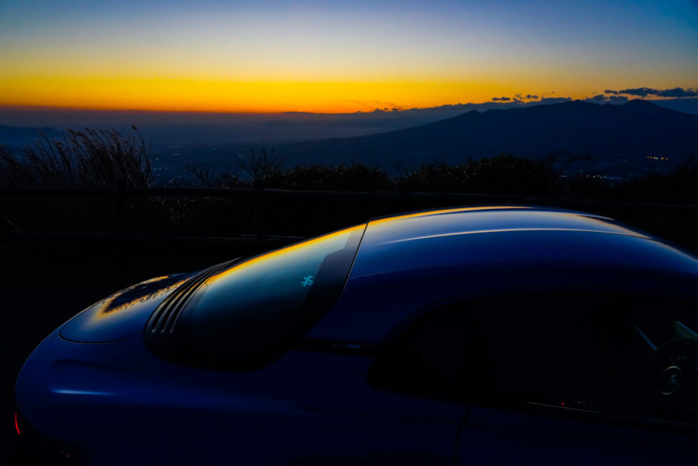 夕焼けをボディ後方に反射させるアルピーヌA110