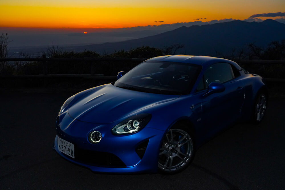 夕焼けを背景に撮影したアルピーヌA110