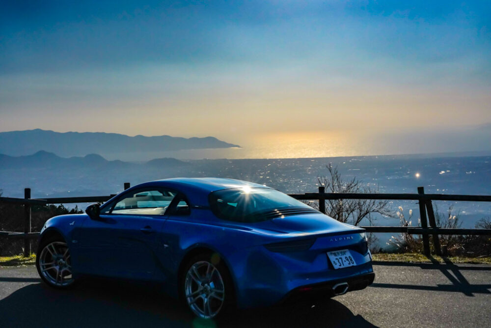 アルピーヌ A110のリア。背景は駿河湾。