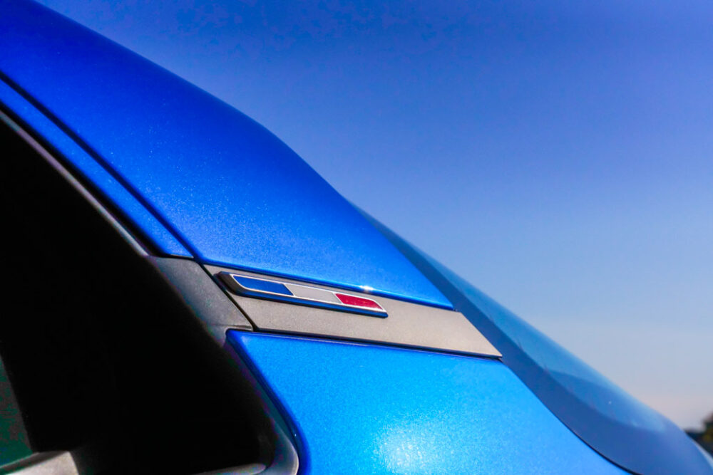 アルピーヌ A110のリアピラーのフランス国旗のバッジ