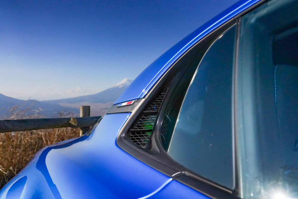 現行型アルピーヌA110のリア。富士山を背景