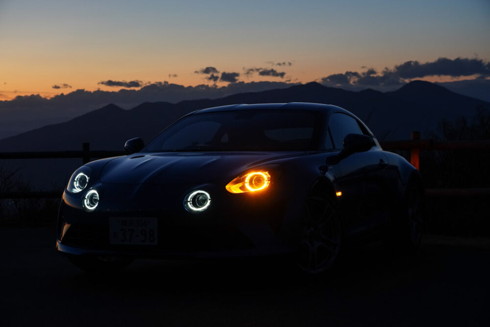 アルピーヌA110のヘッドライト点灯状態でウインカーを点灯