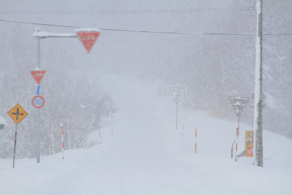 チェーン規制とは スタッドレスタイヤやノーマルは違反 罰則 滑り止めにならないタイヤチェーンも Moby モビー