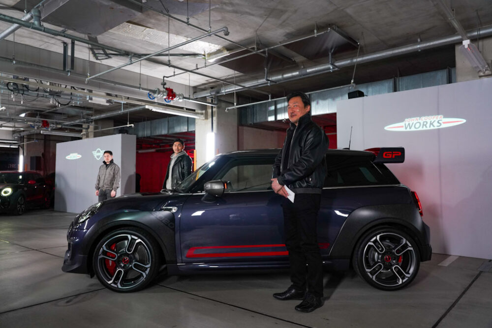 MINIジョン・クーパー・ワークスGPを紹介するMINIディビジョン営業本部長 山口智之氏(写真右)同プロダクト・マネージャー 和田宜彦氏ら。
