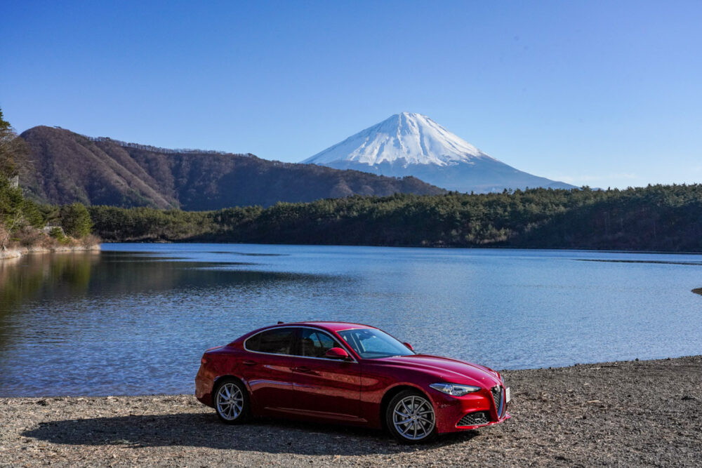 アルファロメオ ジュリア 2.2Lターボ・ディーゼルスーパー。背景は西湖と富士山