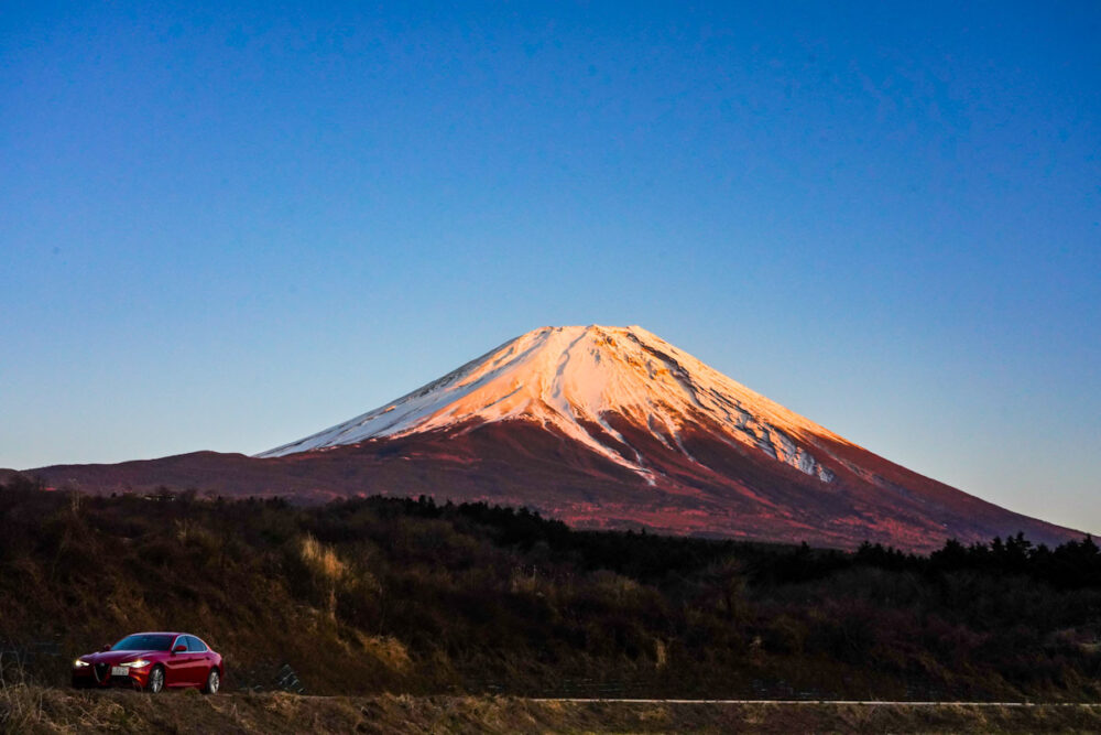 アルファロメオ ジュリア 2.2Lターボ・ディーゼルスーパー。夕暮れの富士山を背景。