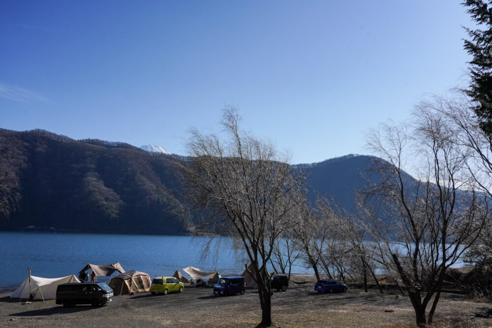 西湖の湖畔のキャンプ場
