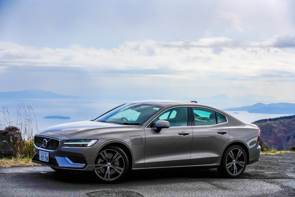 ボルボ S60 T6 PHEV。背景は箱根ターンパイクの頂上付近から見下ろす相模湾。