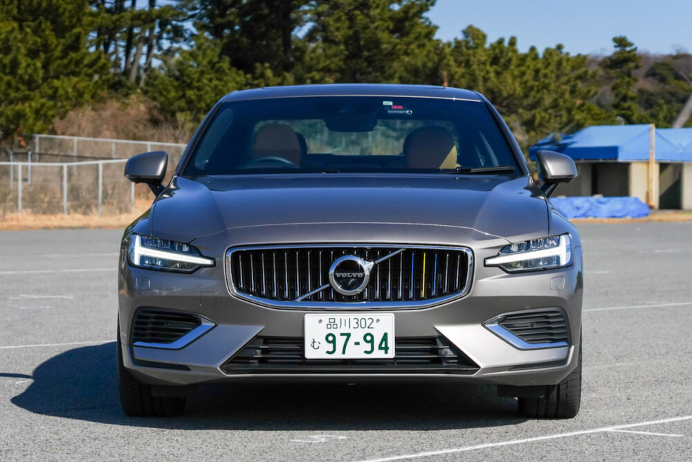 ボルボ S60 T6 PHEVのフロントマスク。