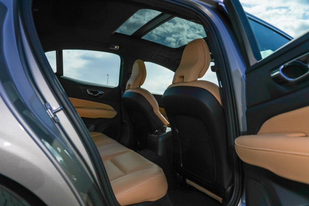 ボルボ S60 T6 PHEVの室内。ダブルガラスサンルーフ。