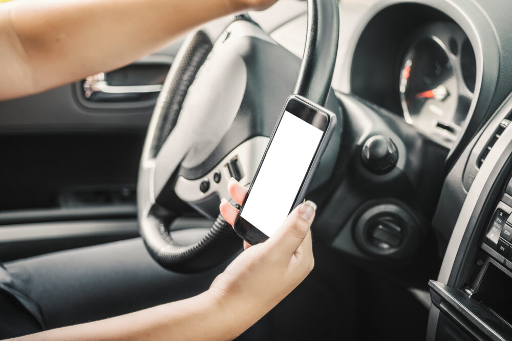 運転中のスマートフォン使用