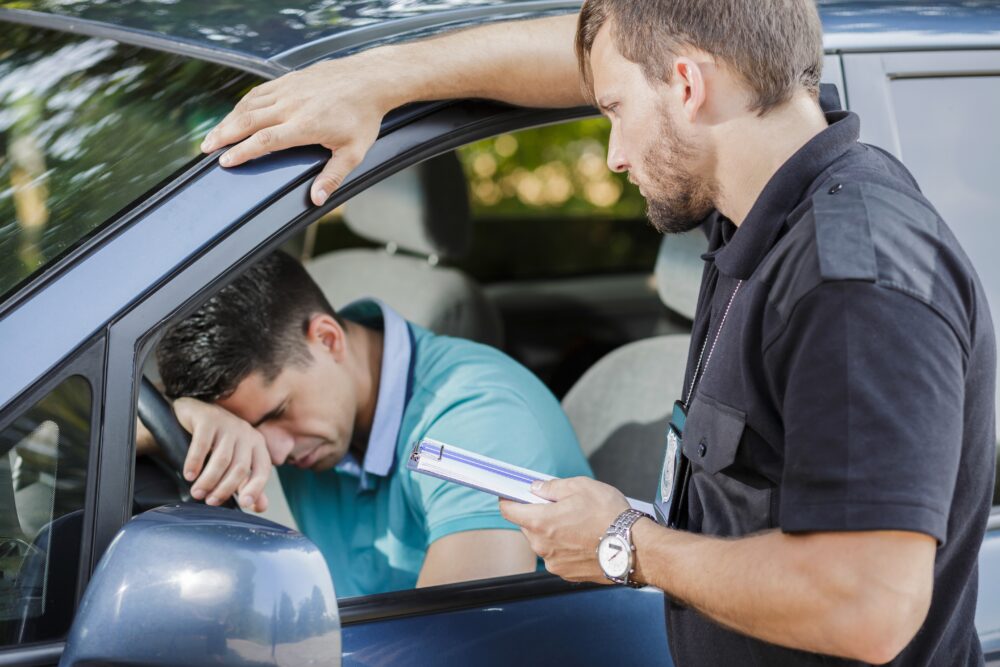 車の中で悲しんでいる男性