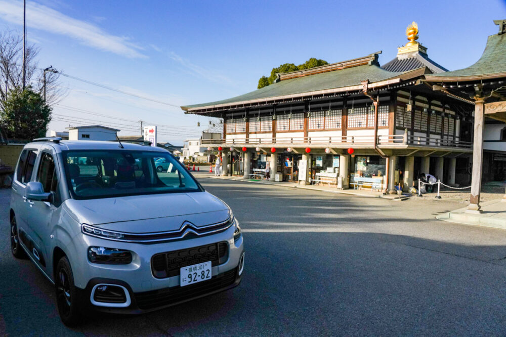 霊山寺駐車場で撮影されたシトロエン・ベルランゴ デビューエディション。