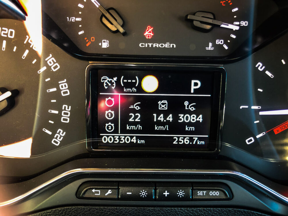 3,084km走行のトリップメーターとトータル燃費14.4kmを示すシトロエン・ベルランゴ デビューエディションのメーター。