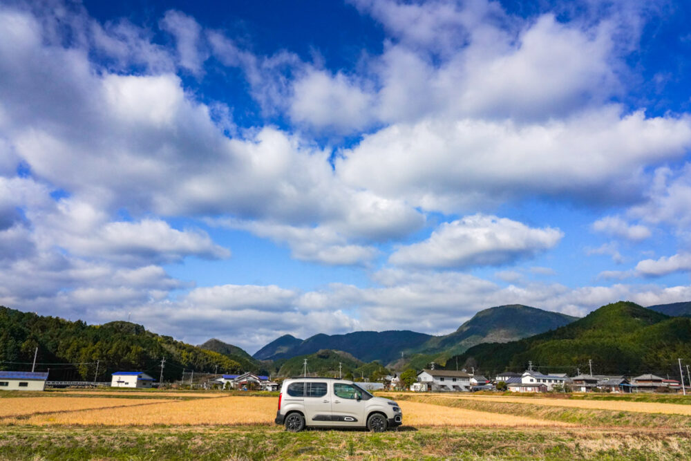 田んぼの真ん中、青空を背景に撮影したシトロエン・ベルランゴ デビューエディション。