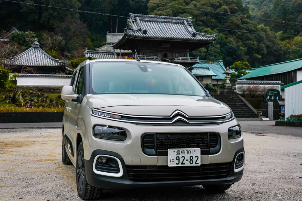 四国第22番札所「平等寺」で撮影したシトロエン・ベルランゴ デビューエディション。