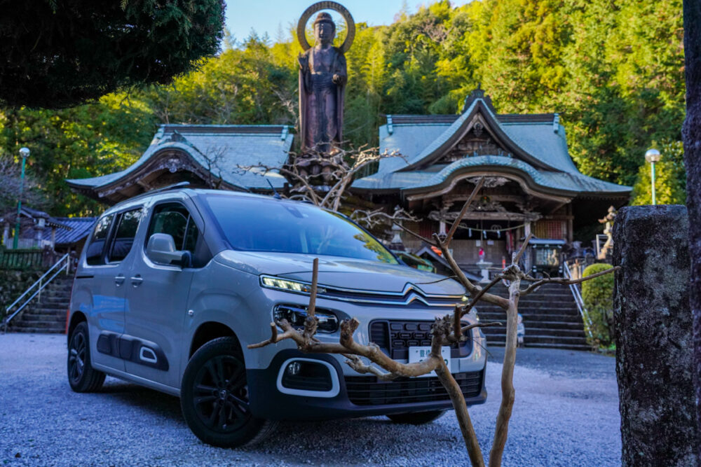 四国第35番札所「清瀧寺」で撮影したシトロエン・ベルランゴ デビューエディション。