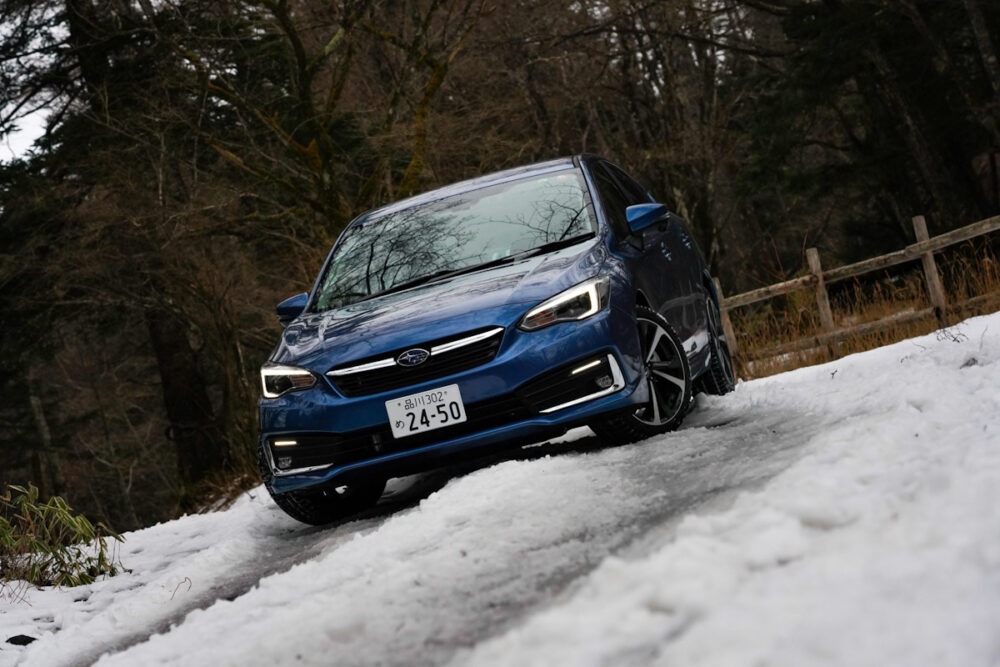 雪道を走るスバル インプレッサ G4