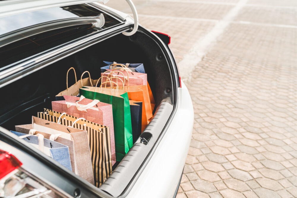車のトランクの中の買い物袋