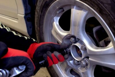 車のタイヤ交換を自分でやる方法・やり方|手順や必要な工具・ジャッキなど