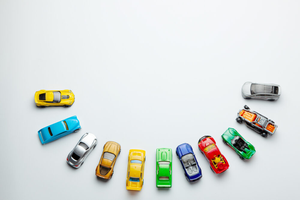 カラフルなおもちゃの車の画像