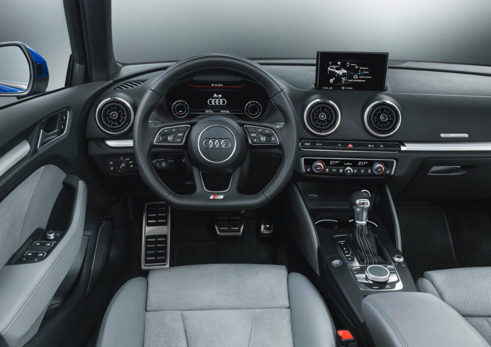 旧型 アウディ A3 スポーツバック ハンドル周り〜インパネ