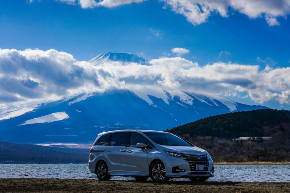 山中湖と富士山を背景に映るホンダ・オデッセイ