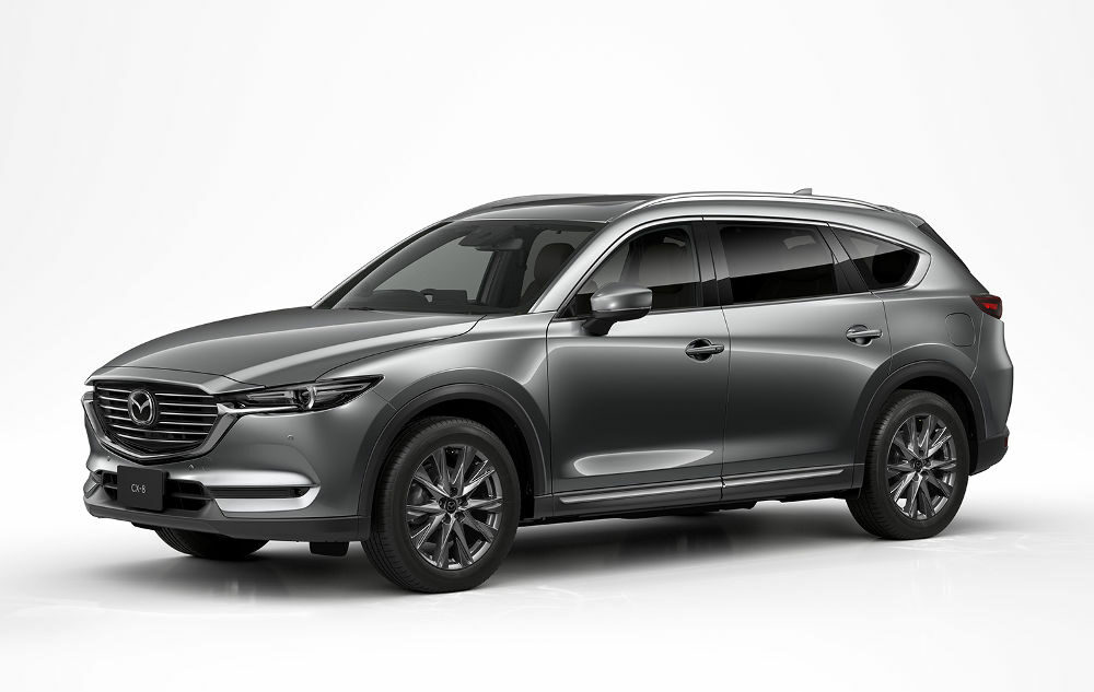 斜め前から見たマツダ CX-8