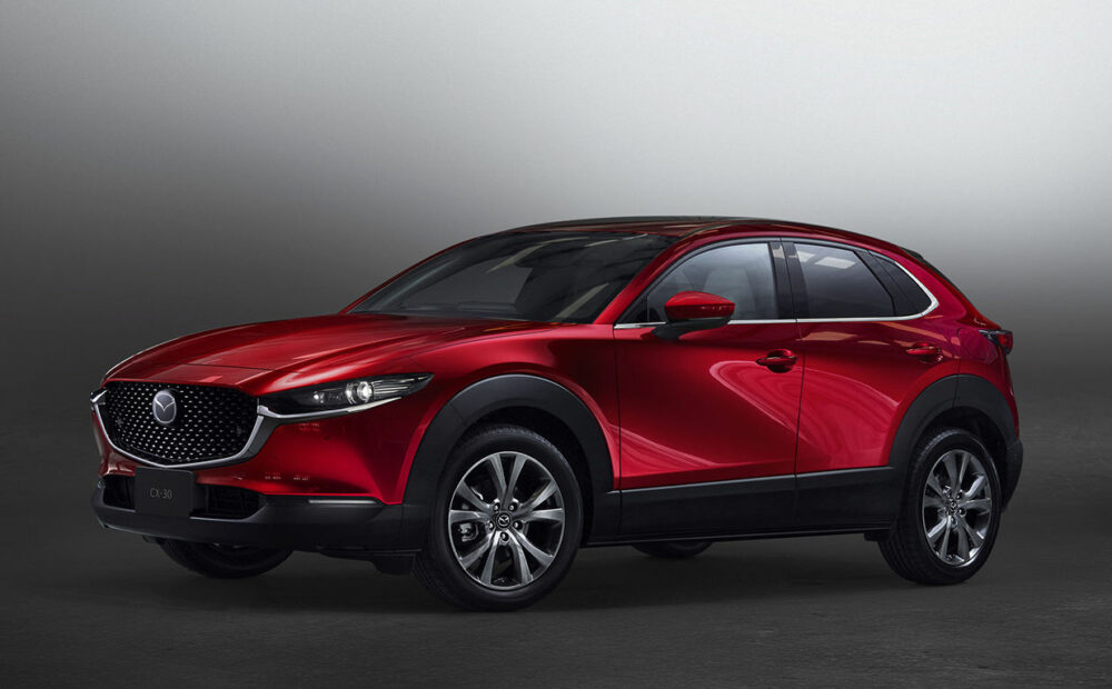 斜め前から見たマツダ CX-30