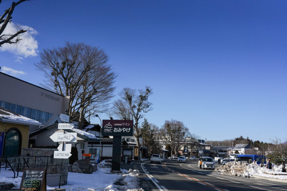山中湖南西の店の多い通り。ワイン屋
