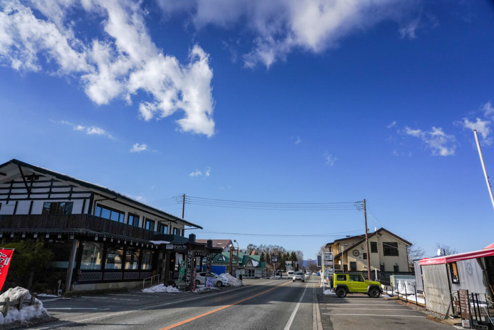 山中湖南西の店の多い通り。ほうとう屋