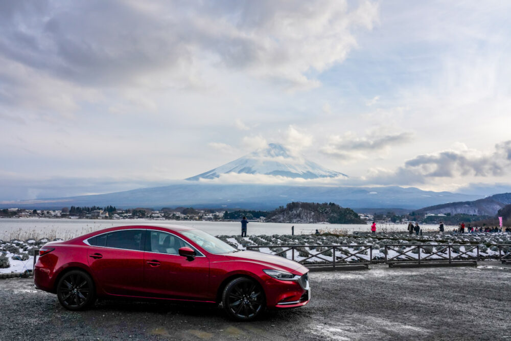富士山と河口湖を背景に撮影したマツダ6