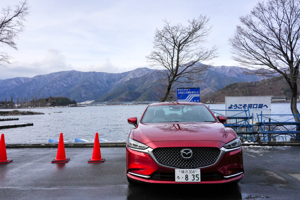 河口湖湖畔に止まるマツダ6