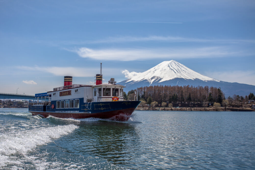 アンソレイユ号。背景は富士山
