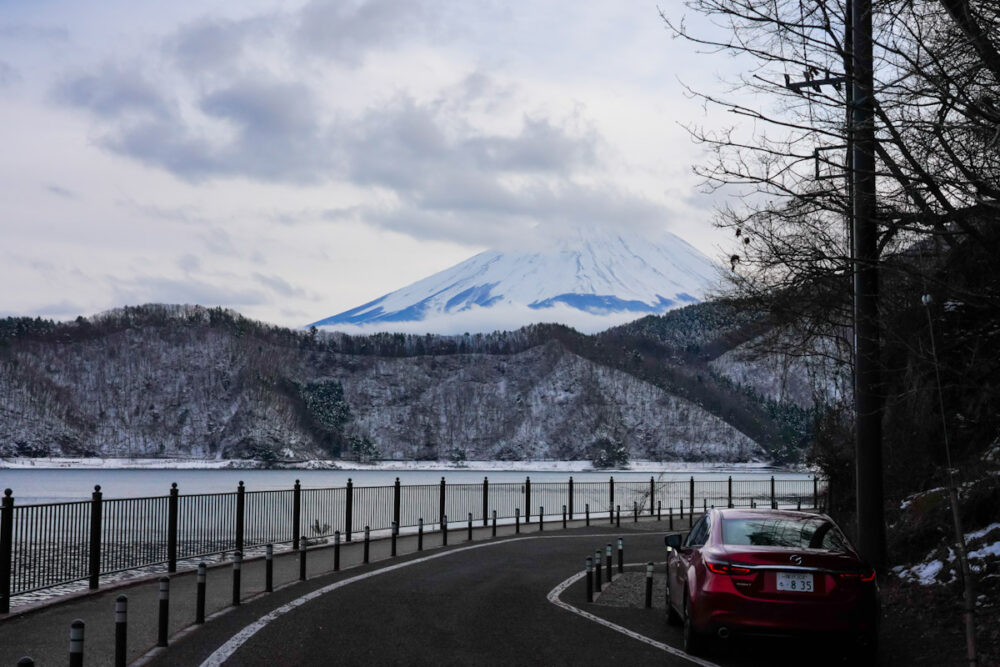 奥河口湖の旧道から望む富士山と河口湖