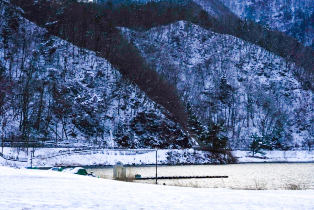 シッコゴ公園と河口湖と雪化粧の山
