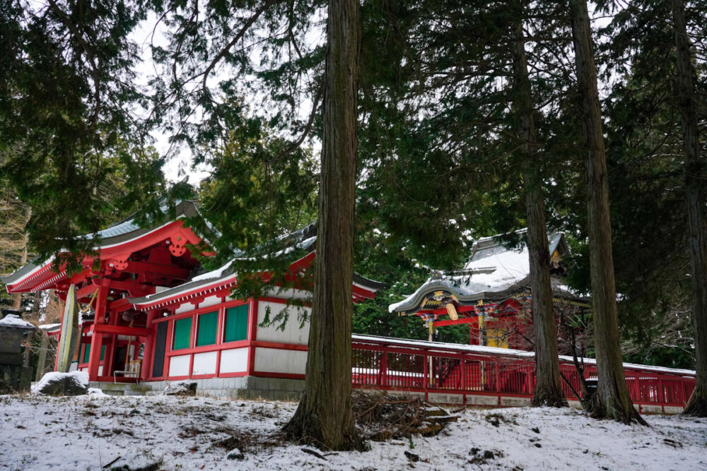 冨士御室浅間神社の本殿と門